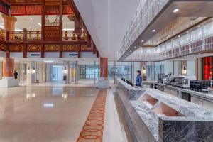 ein großes Gebäude mit einer Lobby mit einem Stesteryasteryasteryasteryasteryasteryasteryasteryasteryasteryaster in der Unterkunft Wudangshan Jianguo Hotel in Liuliping