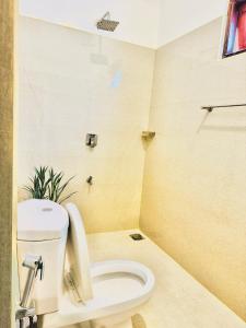 bagno con servizi igienici bianchi in camera di Eden Villa - Ahangama ad Ahangama