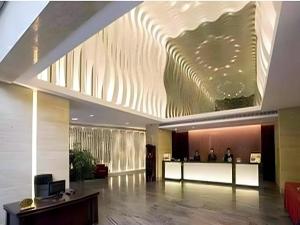 a lobby with a reception desk in a building at Pengker Deluxe Collection Hotel(Haiancheng Branch) in Shenzhen