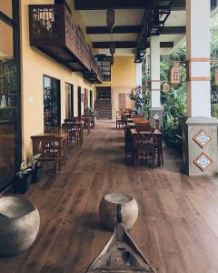Un restaurante con suelos de madera, mesas y sillas. en Club Balai Isabel - Audrey-Adam Staycation Balai, en Sampong 23 fotos más