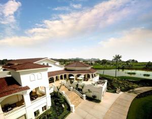 Trại KênhSono Belle Haiphong的享有带池塘的大房子的空中景致