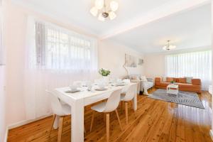 O zonă de relaxare la Warm 2BR Home Relaxing Stay Near St Marys Centre