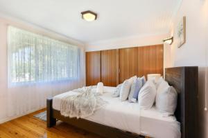 Un pat sau paturi într-o cameră la Warm 2BR Home Relaxing Stay Near St Marys Centre +37 fotografii