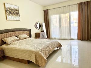 ein Schlafzimmer mit einem Bett und einem großen Fenster in der Unterkunft Bab Al Bahr 2 BR Apartment in Ras al Khaimah + 17 Fotos