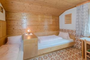 Zimmer mit 2 Betten in einem Holzzimmer in der Unterkunft Ferienhaus Evi in Schladming
