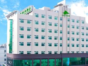 a building with a green arrow on top of it at Shanshui Trends Hotel Shenzhen Southern City in Tiantangwei