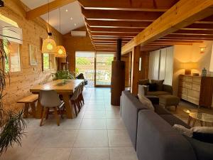 ein Wohnzimmer mit Sofa und Tisch in der Unterkunft Belledonne Business & Lodge in La Terrasse