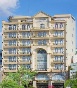 a large building with a hotel on the side of it at Tran Vinh Hotel in Bạc Liêu
