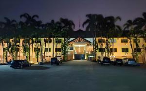 CitepusAugusta Pelabuhan Ratu Hotel的一群汽车停在一栋建筑物前