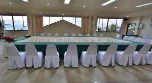 Ban Phang PhraoAlongkot Beach Resort Khanom的大型会议室,配有大桌子和椅子 更多89张照片