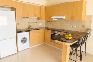 Kuchyň nebo kuchyňský kout v ubytování Beachfront Sirena Lighthouse Sea View Apartment