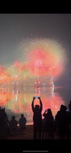 Eine Person, die ein Foto von einem Feuerwerk macht in der Unterkunft Bab Al Bahr 2 BR Apartment in Ras al Khaimah