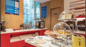 西安ibis Xian South Gate的餐厅里的自助餐台，提供三明治和糕点。