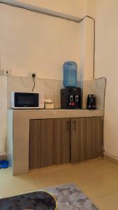 una cucina con un bancone con un microonde sopra di Pamsal Studio a Thika