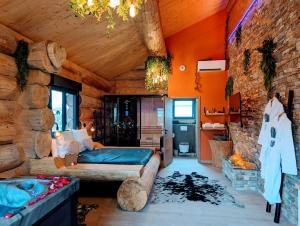 a room with a bed and a bath tub at Les biquettes Amoureuses in Carspach