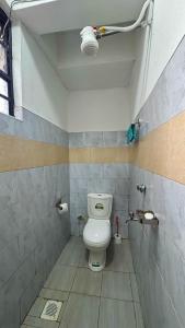 bagno con servizi igienici bianchi in camera di Pamsal Studio a Thika