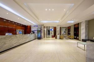 Tchia-k'amCity Comfort Inn Zhanjiang Shimao Building Chikan Old Street的大楼的大堂,有等候区