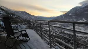 krzesło na balkonie z widokiem na dolinę w obiekcie CHALET con JACUZZI VISTA MONTAGNE w Aoście +13 zdjęć