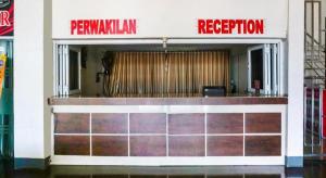 PatjinongongCapital O 91534 Wisma Metro Permai的一栋带有车库门和登记标志的建筑物