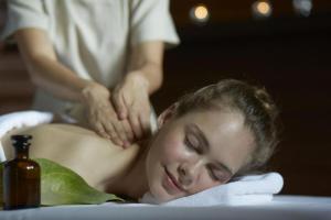 Una donna che si fa fare un massaggio in una vasca idromassaggio di The Spa Resorts - Lamai Village a Ban Thung