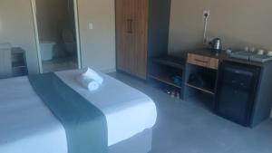 Ένα ή περισσότερα κρεβάτια σε δωμάτιο στο Fikani game lodge +28 φωτογραφίες