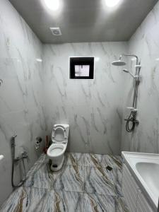ein Badezimmer mit Toilette und Waschbecken in der Unterkunft Qalaciq Resort House in İsmayıllı