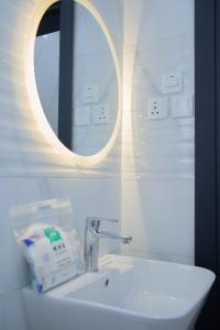 un baño con lavabo y espejo en ديلوكس فخامة مكة, en An Nikāshah