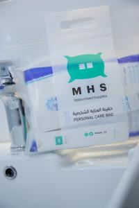 Un paquete de pasta de dientes mineral MBS en un mostrador. en ديلوكس فخامة مكة, en An Nikāshah 1 foto más