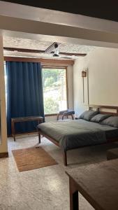 Giường trong phòng chung tại Black Pearl River Side Rooms