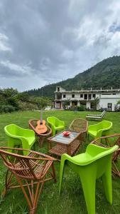 Cảnh núi rừng hoặc tầm nhìn ra núi từ căn hộ