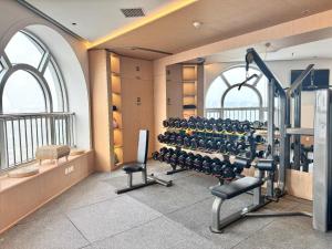 una palestra con attrezzature sportive in un edificio con finestre di Dong Fang Hotel a Pechino