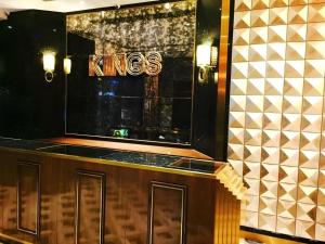 restauracja z szyldem króla na ścianie w obiekcie King's Hotel w Hongkongu