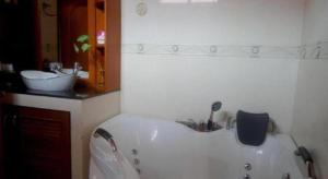 un bagno con una vasca bianca e un lavandino di Ngamta Hotel a Mae Hong Son Altre 113 foto