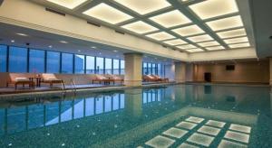 una grande piscina in un grande edificio di Xi'an Airport Hotel a Xianyang