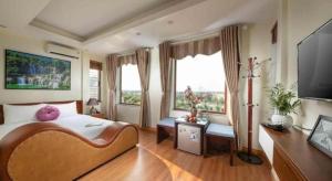 内排Viet Village Hotel的一间卧室，配有一张大床和一扇大窗户。