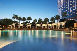 City of Dreams - The Countdown Hotel في ماكاو: تجمع كبير للمياه مع مبنى في الخلفية