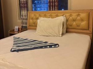 ein Handtuch auf dem Bett in der Unterkunft Hotel Syangbo Brothers in Kathmandu