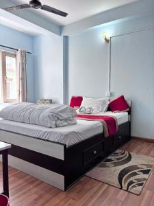 ein Schlafzimmer mit einem großen Bett mit roten Kissen in der Unterkunft Hotel Syangbo Brothers in Kathmandu