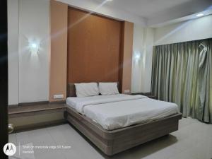 um quarto com uma cama grande com janela em Townhouse Kakinada Nagamalli Thota Junction em Kākināda