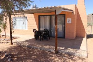 GrünauBremen的天井配有桌椅。