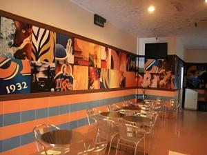 ein Esszimmer mit Tischen und Stühlen und Gemälden an der Wand in der Unterkunft Rafayeh Hotel in Kampong Lobok