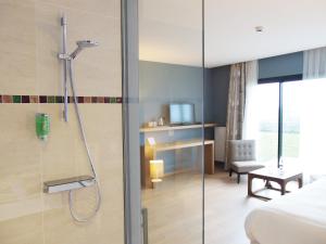 La salle de bains est pourvue d'une douche avec une porte en verre. dans l'établissement Logis Le Château de Sable, à Porspoder