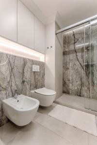 een badkamer met een wastafel, een toilet en een douche bij Apartament Opal Centrum Lublin in Lublin