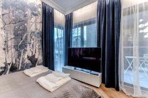 een slaapkamer met een bed met twee witte handdoeken erop bij Apartament Opal Centrum Lublin in Lublin