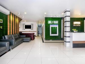 瓦卡夫车叶OYO 718 Mr J Hotel Wakaf Che Yeh 1的大厅配有沙发,大楼内设有一间酒吧