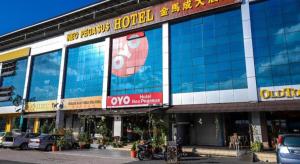 昔加末Super OYO 1114 Neo Pegasus Hotel的侧面有标志的建筑物