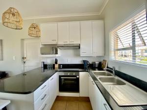Kuchyň nebo kuchyňský kout v ubytování 220 Big Bay Beach Club