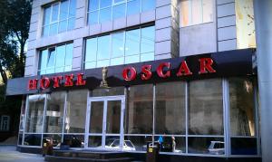 un panneau oscar de l'hôtel à l'avant d'un bâtiment dans l'établissement Oscar Hotel, à Saratov
