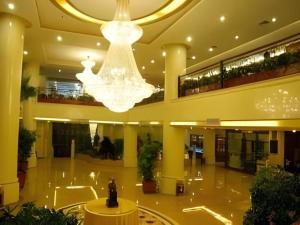 昆明Kunming Plateau Pearl Hotel的大楼里有吊灯的大厅