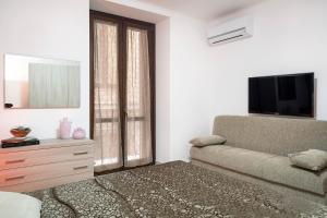 Una sala de estar con un sofá y un televisor. en Casa Petra ai Quattro Canti, en Palermo